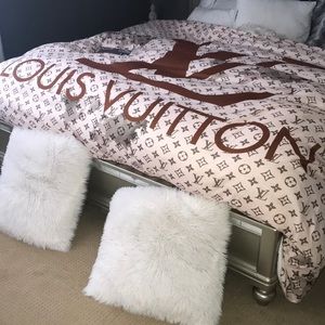 KING LV DUVET COVER! BRAND NEW & PERFECT